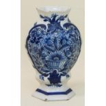 Delfter Vase18. Anfang 19. Jh., grau glasierter Scherben mit aufwändiger Blaumalerei, am Boden