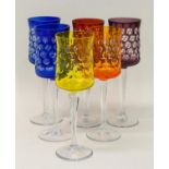 6 WeinkelcheKristallglas, farbig überfangene Kuppa mit umlaufendem Linsenschliff, H. 20