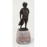 Bronzeplastikum 1900, "Kleiner Landstreicher", Bronze auf Marmorsockel, H. Ges. 13,5 cmMindestpreis: