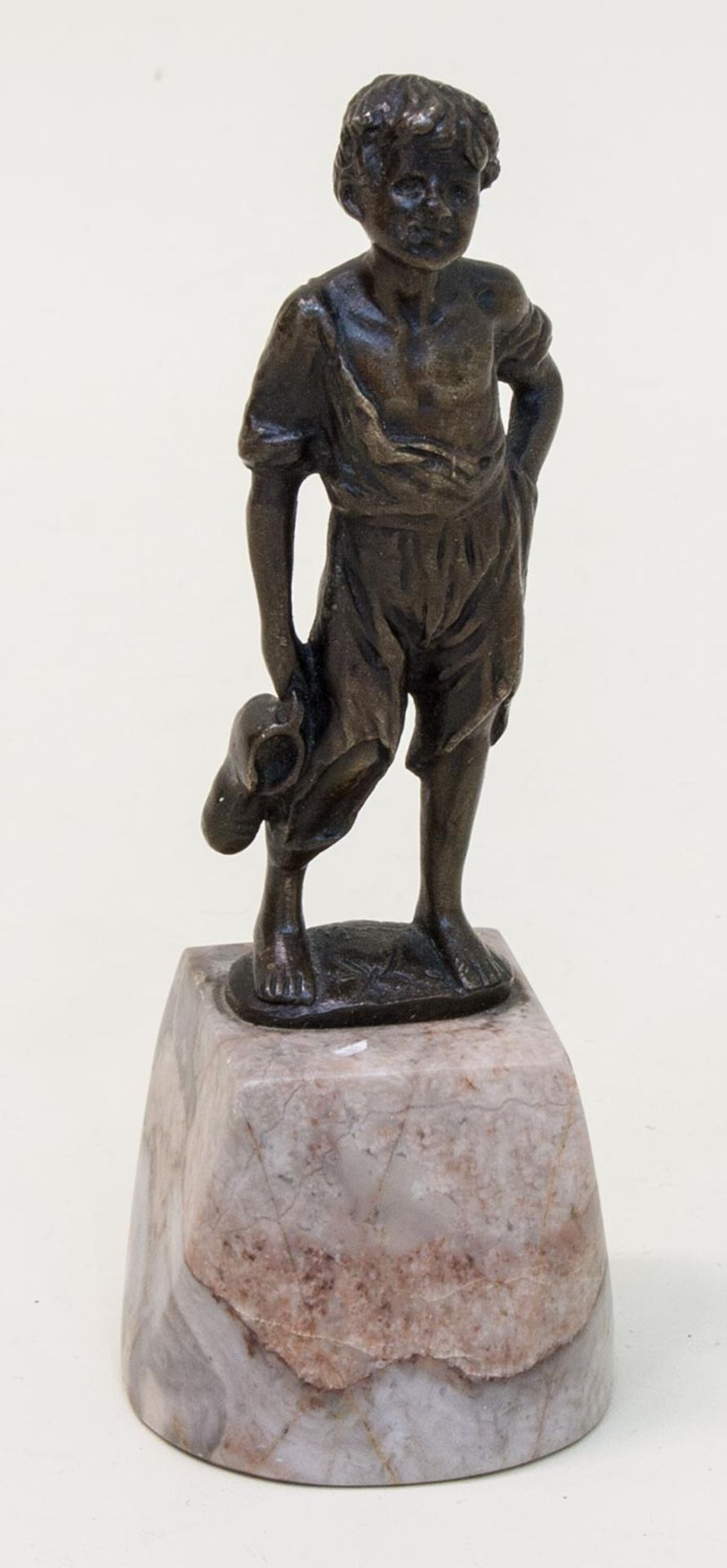 Bronzeplastikum 1900, "Kleiner Landstreicher", Bronze auf Marmorsockel, H. Ges. 13,5 cmMindestpreis: