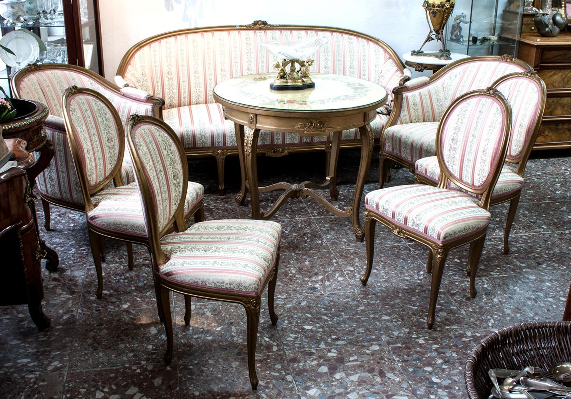 Salon-SitzgruppeLouis-Phillipp,19. Jh., 3-Sitzer, 2 Sessel, 4 Stühle und runder Tisch, goldfarben
