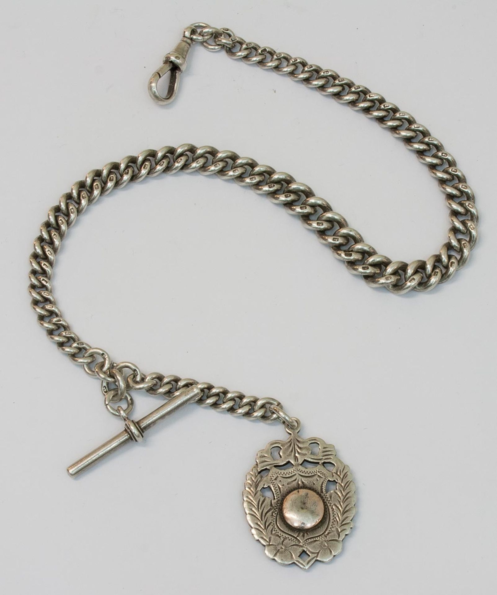 UhrenketteEngland um 1880, wohl Silber, mit Chateley, L. 38 cmMindestpreis: 65 EUR