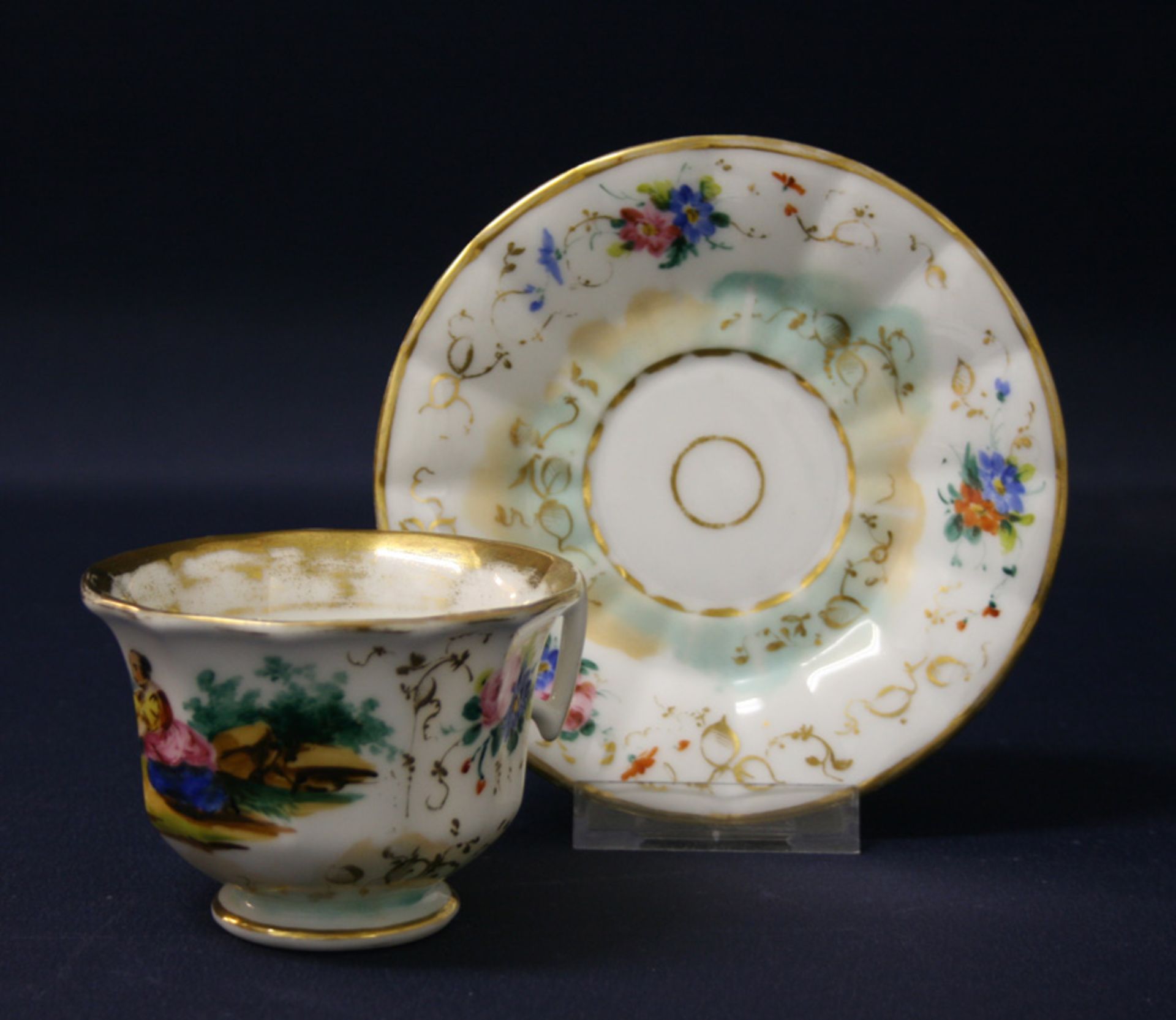 Tasse mit Untertasseum 1860, Porzellan, ungemarkt, handgemalter, bunter Dekor mit Bäuerin sowie