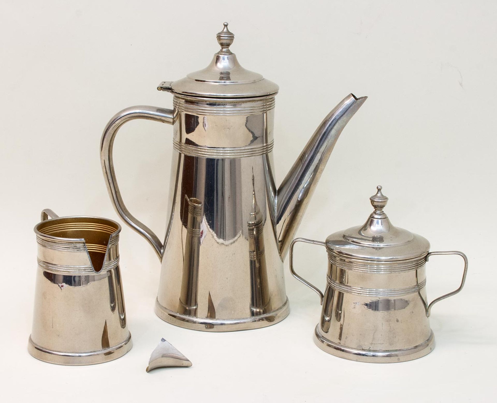 Kaffeesetum 1930er Jahre, Kaffeekanne, Sahnekännchen und Zuckerdose, vernickelt