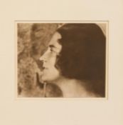 Unbekannt(Fotograf der 1920er Jahre)FrauenportraitFoto auf Pappe montiert, 21 x 24 cm, unger.,