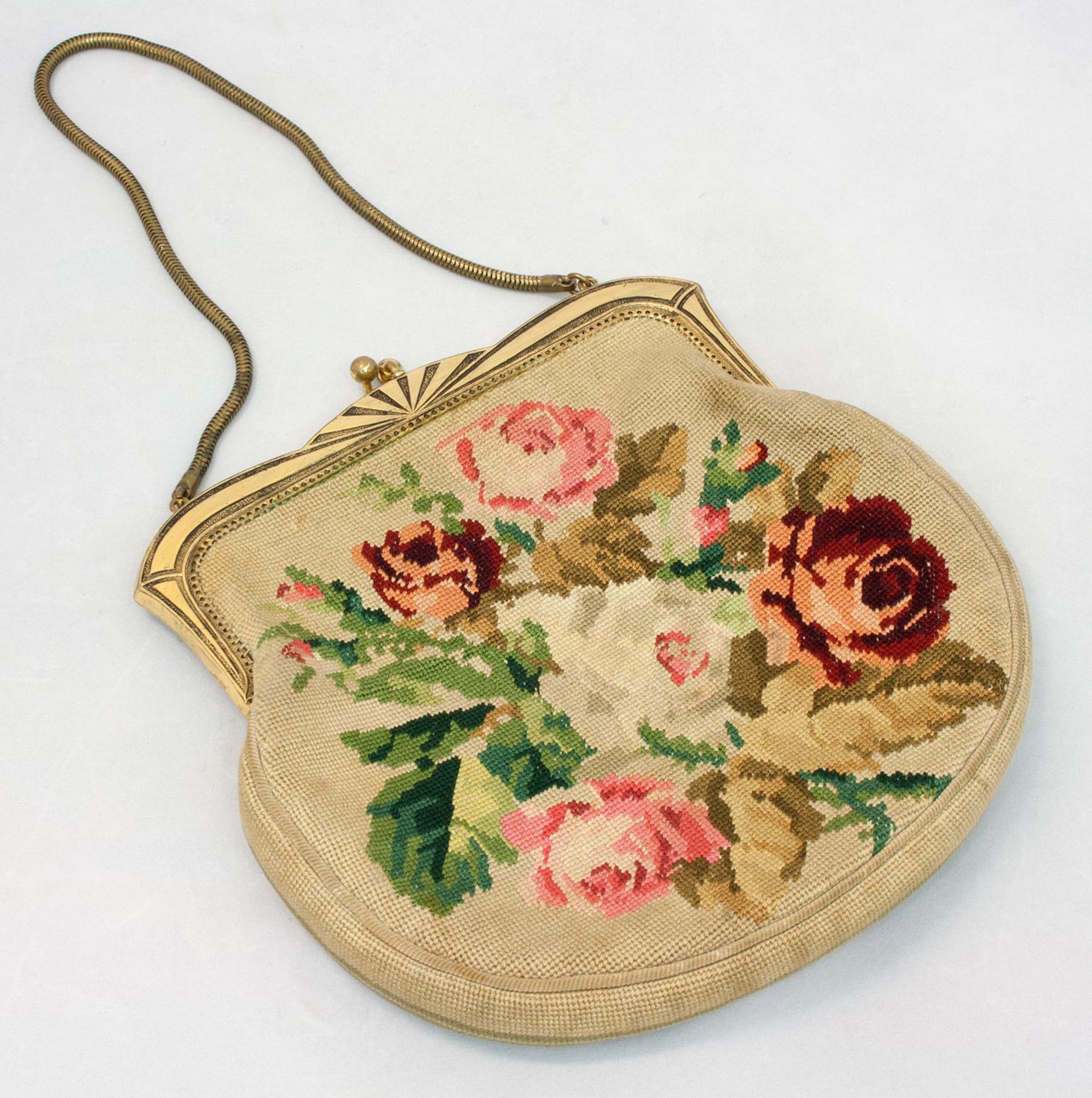 Handtascheum 1910, beidseitig bunte Petit-Point-Stickerei, Messingbügel im Stil der Zeit, kurzer