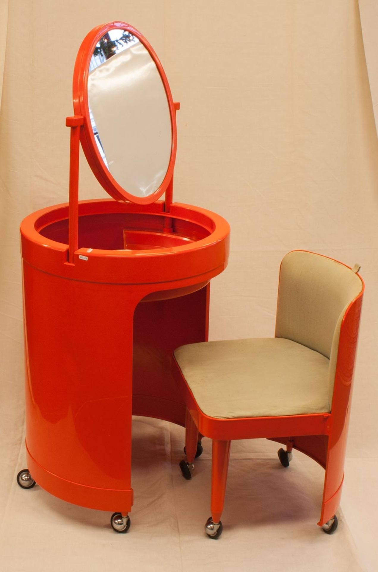FrisierkommodeItalien, Industriedesign um 1970er Jahre, orangefarbener Kunststoff, tonnenförmig,