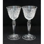 Paar Rotweinkelcheum 1935, Kristallglas mit aufwändigem Handschliff, eingestochener Luftblase, H.