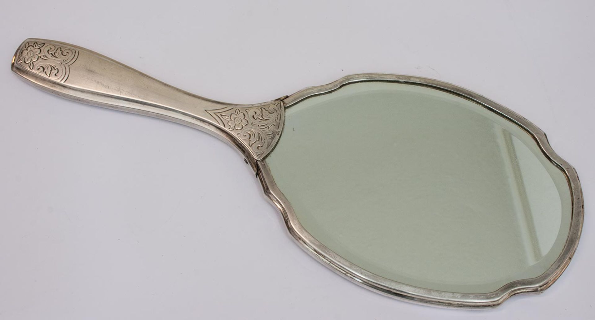 Handspiegelum 1920er Jahre, 835er Silber mit ziseliertem Rocaillendekor, L. 28 cmMindestpreis: 60 - Bild 2 aus 2