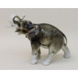 ElefantPorzellanmanufaktur Royal Dux/ Böhmen, Elefant mit erhobenem Rüssel, H. 20 cmMindestpreis: 35