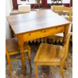 Gründerzeit Spieltischum 1880, Kiefer natur, gedrechselte Beine, 4 Schübe für Spielchips bzw.