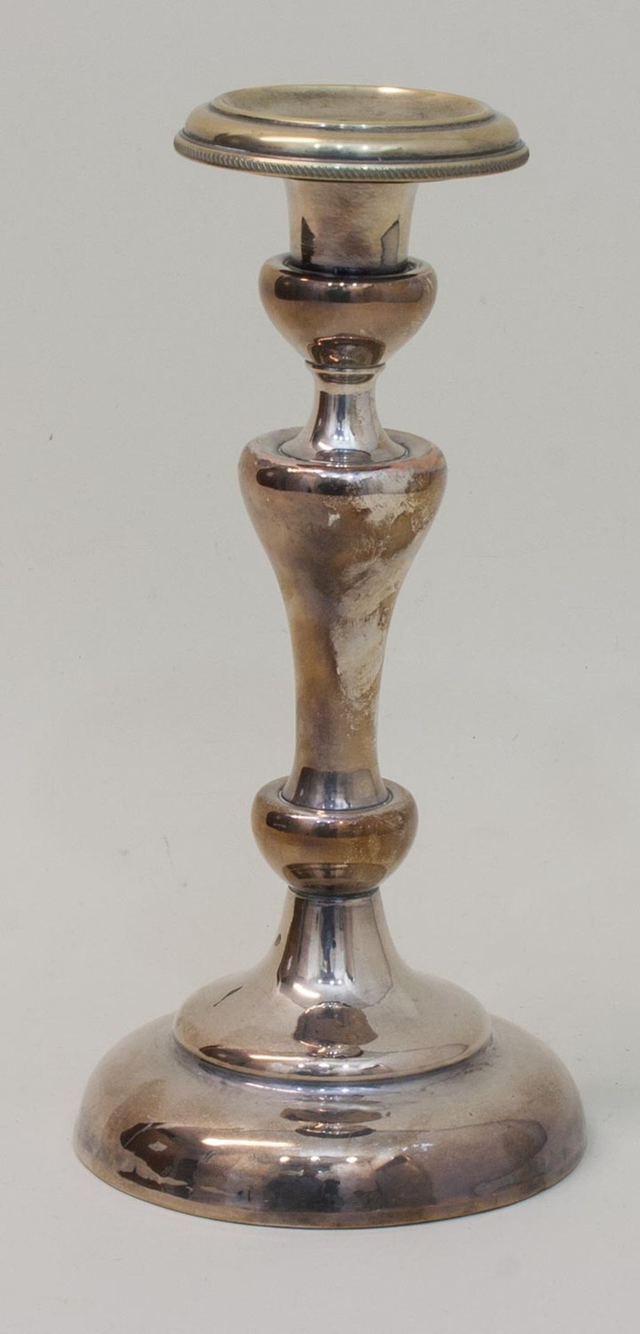 Kerzenleuchterum 1910, versilbert, mehrfach profilierter Schaft, H. 23 cmMindestpreis: 10 EUR