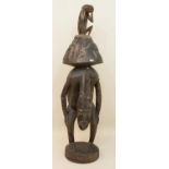 KultfigurAfrika um 1930, Holz, in Form eines Schamanen mit geschnitzten Tierfiguren auf der Wandung,
