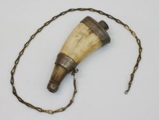 Pulverhornum 1800, gedrücktes Horn, ziselierte Zinngarnitur, Füllstutzen mit Holzschraube, L. 11,