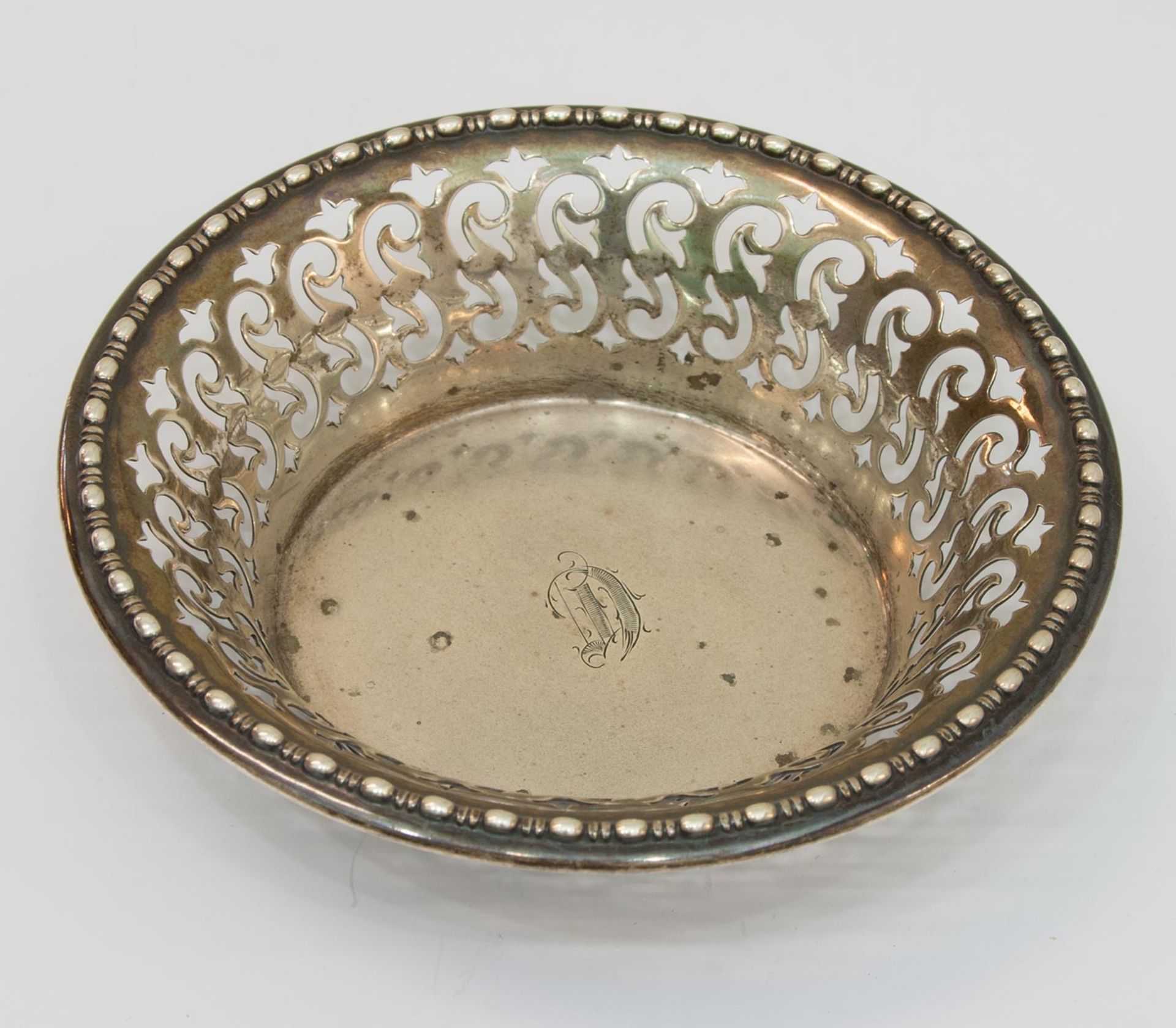 KonfektschälchenSterling Silber, England/ Birmingham, gesägter Galerierand, D. 9 cm, Aufrufpreis: 15
