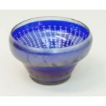 GlasschaleKlarglas, blau überfangen, irisierend, mit weißen Einschmelzungen, Herst. Glashütte Eisch/