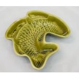 Fischpudding Formgrün glasierte Keramik als stilisierter Fisch, mit Aufhänger, L. 22 cm