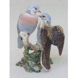 Porzellanfigur"Zwei Tauben auf Ast", Porzellanmanufaktur Beswick England, farbig staffiert, 20 x