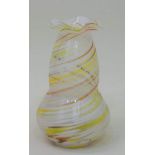 VaseKlarglas mit farbigen Einschmelzungen, bauchige Form mit Wellenrand H. 19,5 cmAufrufpreis: 15