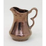 MilchkännchenEngland 19. Jh., Keramik mit Kupferlüsterglasur, typisches Seemannsmitbringsel um