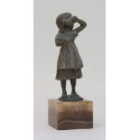 Unbekannter Bronzier(der 1. Hälfte d. 20. Jh.)Weinendes kleines Mädchencolorierte Bronzefigur, auf