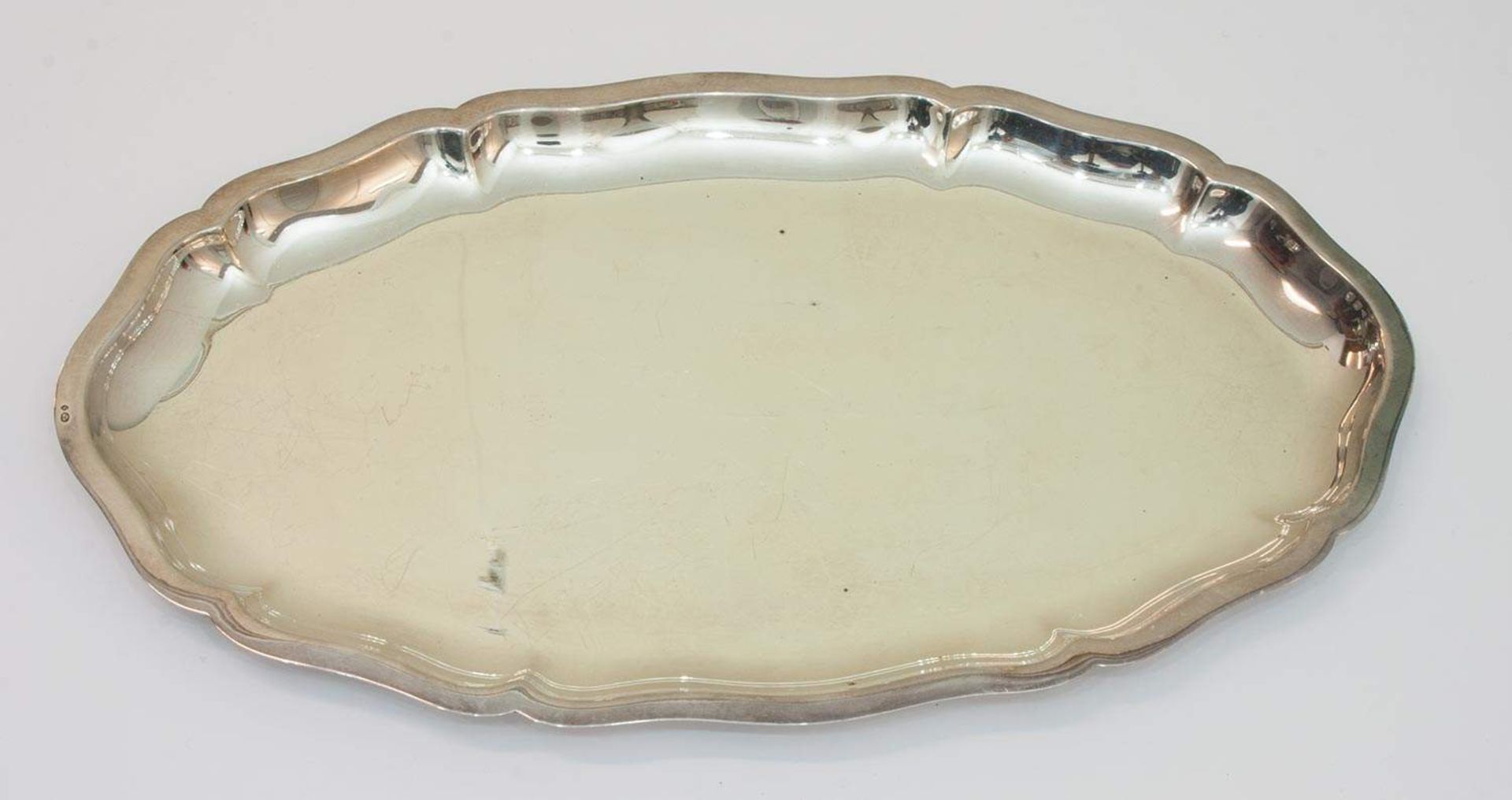 Serviertablett925er Sterlingsilber, oval mit gewelltem Rand, G. 186 gAufrufpreis: 90 EUR