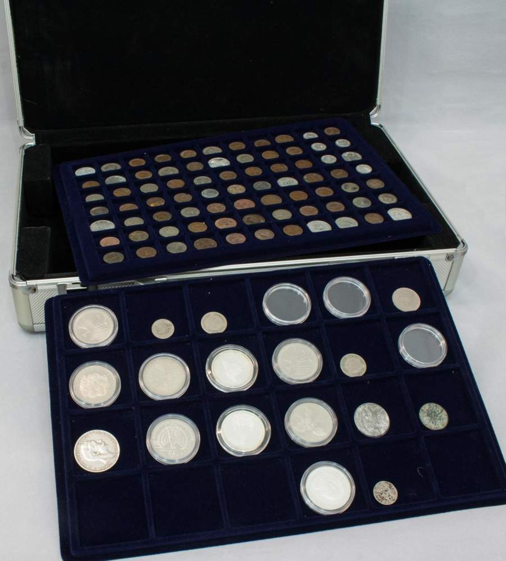 Koffer Münzen94 Münzen, DR u.a. Silber, 10 DM u. 10 ? Sondermünzen, Nominalwert 80 ?, incl.