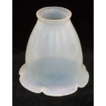 Jugendstil-LampenschirmMilchglas, irisierend, in Form einer Tulpenblüte, H. 13 cm, D. 5,5 cm (