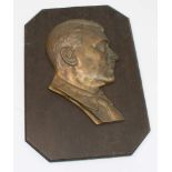 WandplatteAdolf Hitler, Reliefbild im Profil, Metall bronziert auf Eichenplatte montiert, 33 x 23