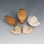 5 Pfeifenköpfe. Von Klauen gehaltener ovoider Pfeifenkopf (gerissen) aus Meerschaum(?). Ovoider