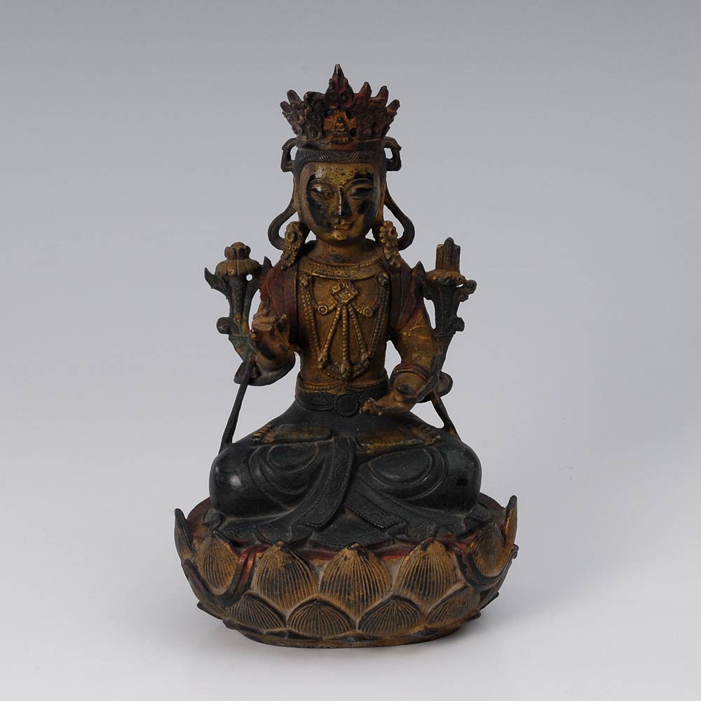 Reserve: 360 EUR        Kleiner, farbiger Buddha. China, Bronze. Auf Lotossockel sitzende,