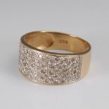 Reserve: 550 EUR        Designer-Bandring mit Diamanten. 585 GG/WG. 5,18 g. Breiter Reif mit