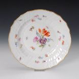 Reserve: 80 EUR        Teller mit Blumenmalerei, Meissen. Knaufschwerter, ab 1850-1918, 1. Wahl.