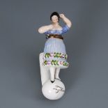 Porzellan-Pfeifenkopf mit der Tänzerin "Taglioni". 19. Jh. Farbig bemalt. Auf einer Kugel stehende