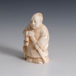 Reserve: 90 EUR        Netsuke - Mann mit Schwert. Elfenbein, signiert, um 1920. Kompakte Figur, vor