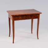 Reserve: 280 EUR        Biedermeier-Beistelltisch. Nussbaum furniert. Rechteckige,