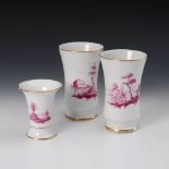 Reserve: 90 EUR        3 Vasen mit Purpurmalerei, Höchst. Radmarke, 2. H. 20. Jh. 2 becherförmige