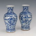 Reserve: 60 EUR        Vasenpaar mit Kirschblütenmotiv. China, Porzellan, Unterglasur-Blaumalerei,