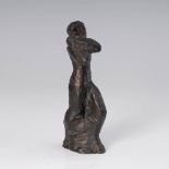 Schmiedel, Wieland: Terrakotta-Figur. Bronzefarben gefasst, mit Epoxyd-Harz gefüllt, unter dem Fuß