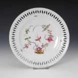 Durchbruchteller mit indianischer Malerei, Meissen. Marcolini-Schwerter, 1774-1814. Dessertteller