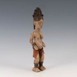 Reserve: 180 EUR        Stehende weibliche Figur. Ibibio/Nigeria. Holz mit weißer Farbfassung, teils