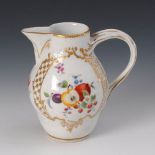 Kännchen mit Fruchtmalerei, Meissen. Punktschwerter, 1763-1774. Birnkännchen mit Floralrelief und