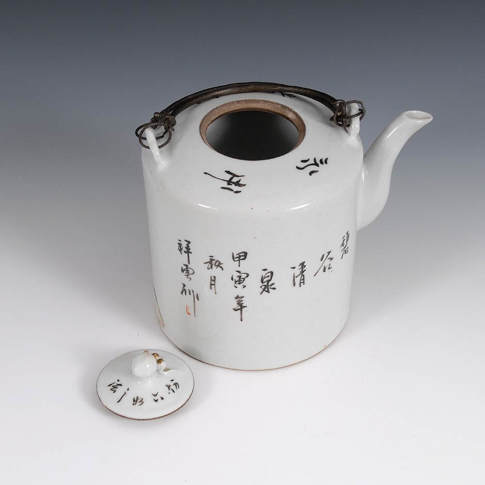 Bemalte Teekanne. China, Porzellan. Zylindrische Grundform mit hoch angesetzter Tülle. Fast gerade - Image 2 of 3