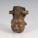 Afrikanischer Bronze-Pfeifenkopf. Reste schwarzer und roter Farbe. Menschlicher Kopf, darüber