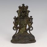 Reserve: 390 EUR        Buddha. Indien wohl 18. Jh., Bronze. Im Verschränkungssitz ruhende Figur mit