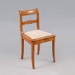 Spätbiedermeier-Stuhl. Birke, furniert. Seitenrahmenkonstruktion mit geschwungener Rückenlehne,