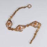 Reserve: 240 EUR        Armband mit Citrinen um 1900. 14 kt RG/GG. 8,6 g. 3 zargengefaßte Citrine in