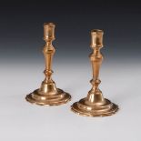 Reserve: 190 EUR        Paar barocke Bronze-Leuchter. 18. Jh. Gestufter Rundfuß mit geschweiftem