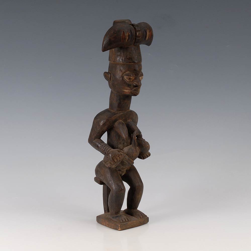 Reserve: 240 EUR        Figur mit säugendem Kind. Yoruba/Nigeria. Auf einem Hocker sitzende Frau mit