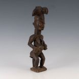 Reserve: 240 EUR        Figur mit säugendem Kind. Yoruba/Nigeria. Auf einem Hocker sitzende Frau mit